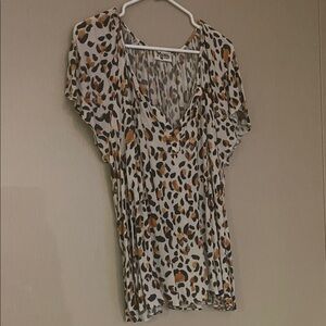 Show me your mumu medium leopard viscose v neck flowy short sleeve top